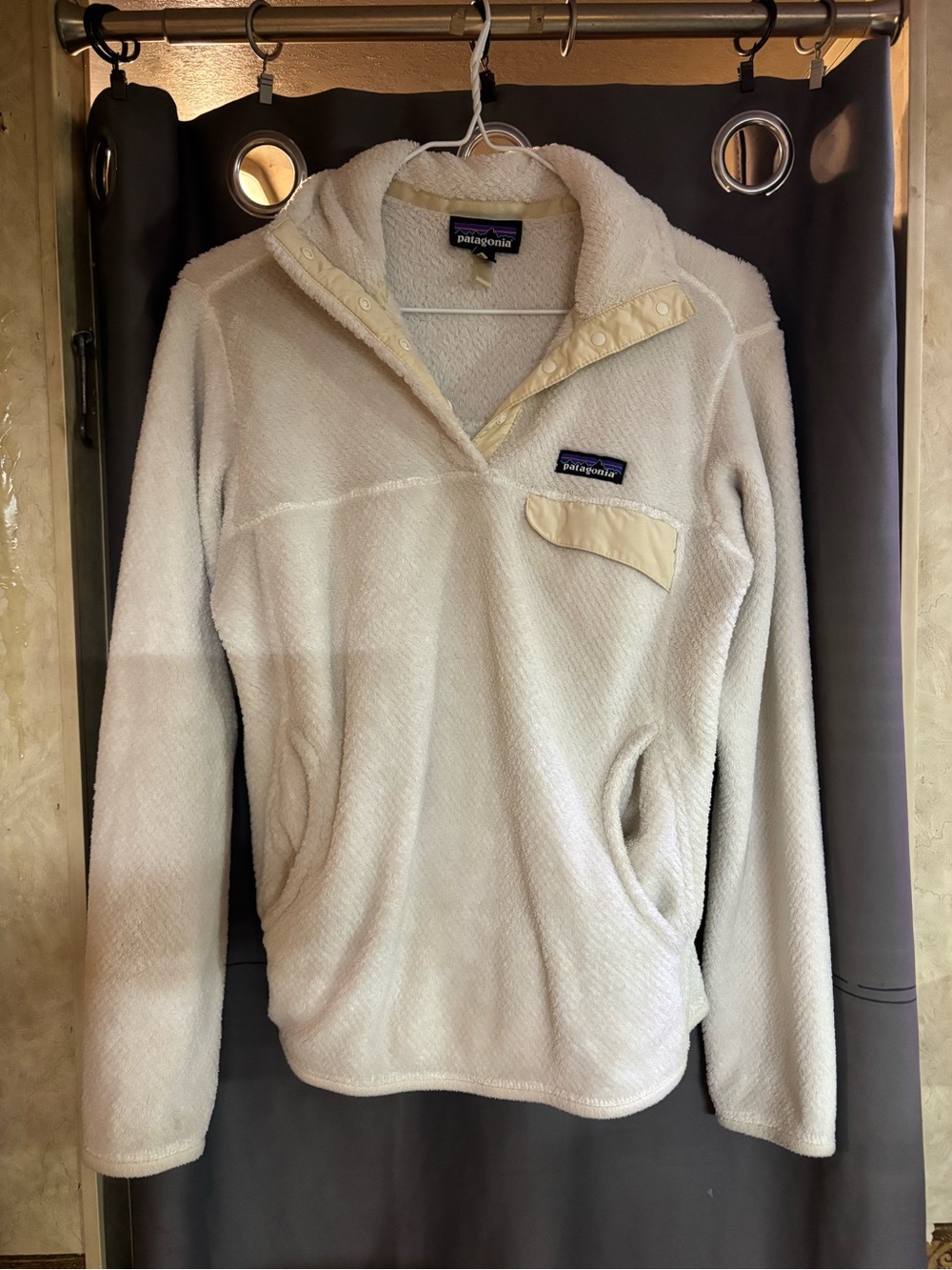 Patagonia Cream Fleece Pullover with Logo Tag